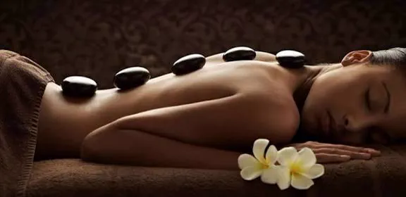 Massage aux pierres chaudes basaltiques